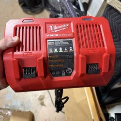 Milwaukee Rapid Fast Charger M18 Tools Like New