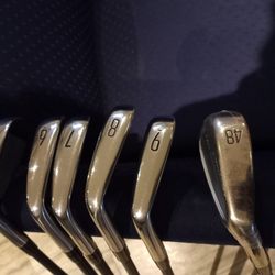 Titleist T200 Irons In Excellent Condition 