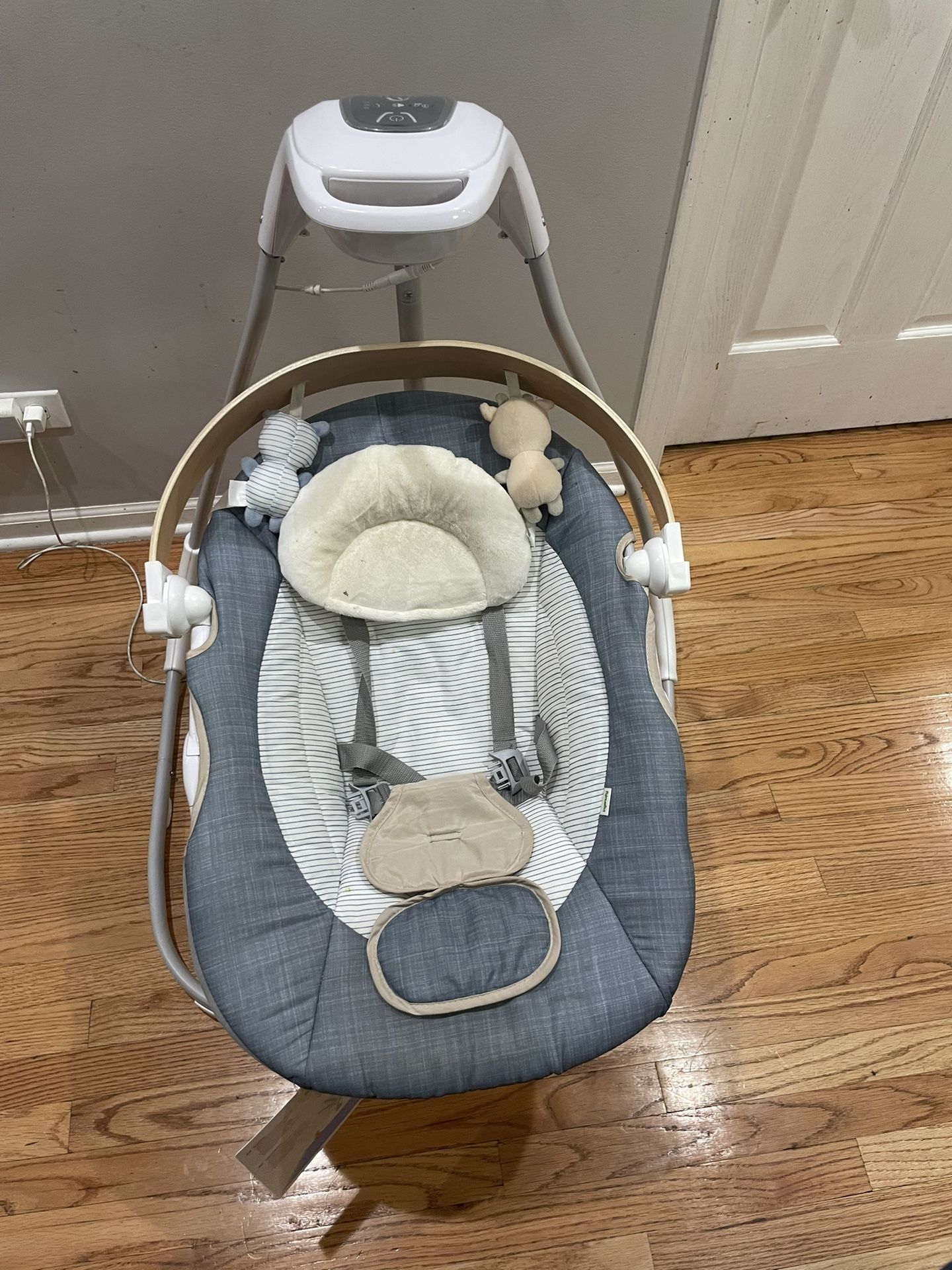 Ingenuity Simple Comfort Compact Swing with Wood Toy Bar - Chambray