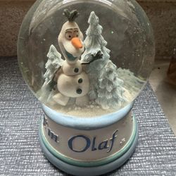 Disney olaf snow globe 