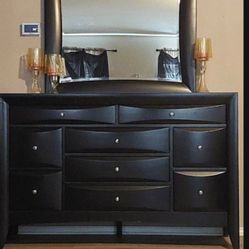 ASHLEY'S FURNITURE KING SIZE BEDROOM SET 