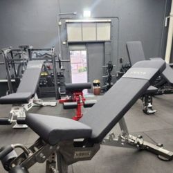 🔻 HEAVY DUTY COMMERCIAL GRADE SUPER SOLID ADJUSTABLE BENCH THAT CAN INCLINE, DECLINE, FLAT AND MILITARY PRESS WITH WHEELS AND LEG PADS ( BRAND NEW )