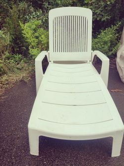 White Patio Resin Lounge Chairs, Great Quality, Exc Cond! $35 obo