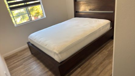 Queen bed with mattress