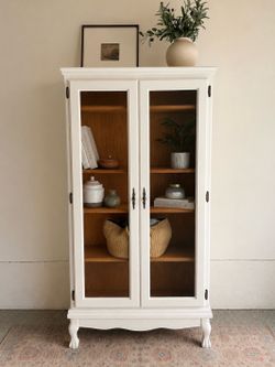 Cabinet , hutch