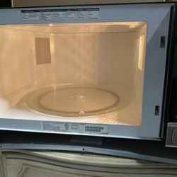 Kenmore Elite 74229 microwave offers speed (1000W) and baking versatility, combining microwave power