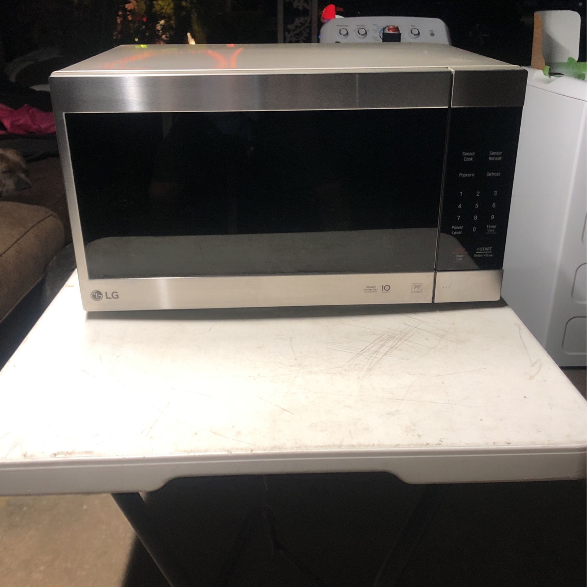LG. tabletop microwave 1200 Watt. 2 Cubic Feet