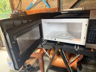 Used hanging GE microwave