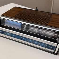 Vintage GE General Electric AM/FM Clock Radio — Model 7-4662C — Works!
