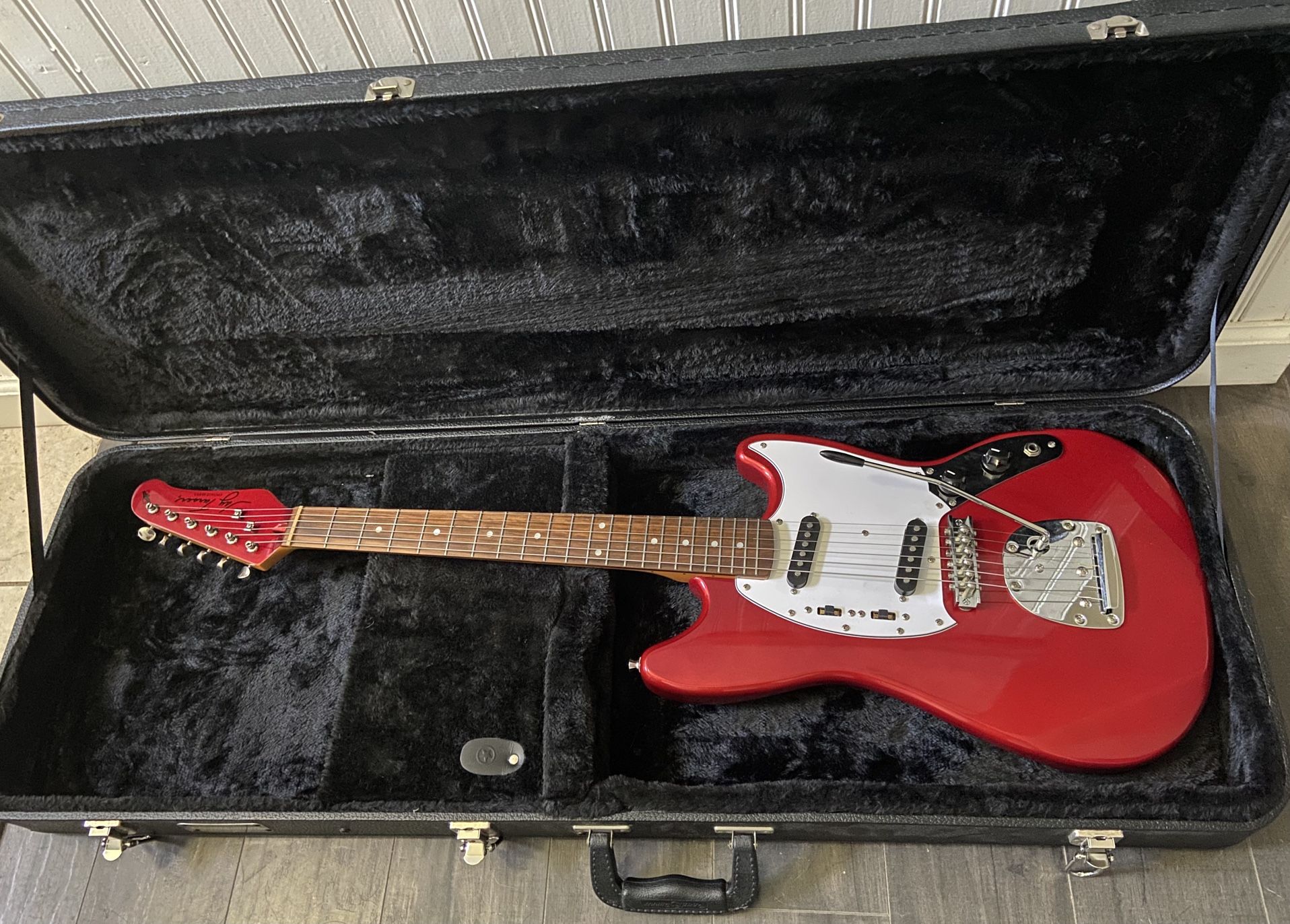 Fender Mustang Electric Guitar Copy by Jay Turser Vintage Series w/case