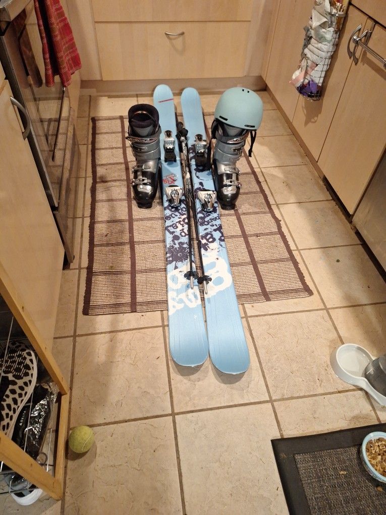 188 Salomon Powder Skis Nordica Boots 30.5 Mod Helmet And Poles