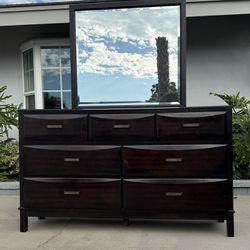 Dresser With Mirror