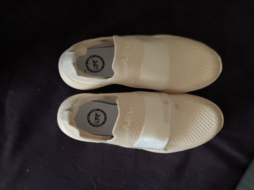 size 7 off white slip on shoes