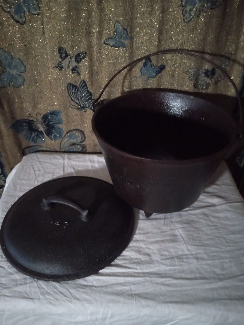 2 Cast Iron Bean pots With Lids