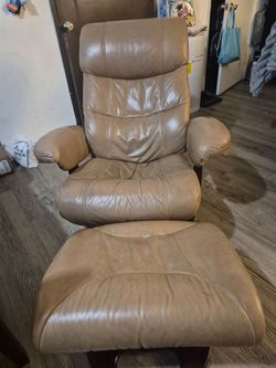 Free recliner with footrest