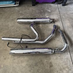 Stock Harley Davidson Pipes Off Of A 2014 Street Glide Special.