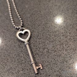 Beautiful Silver Tiffany Necklace Authentic .925 Skeleton Key Heart 17 In