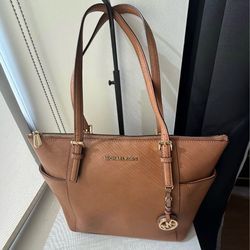 Michael Kors Tan Leather Shoulder Bag – Spacious & Elegant