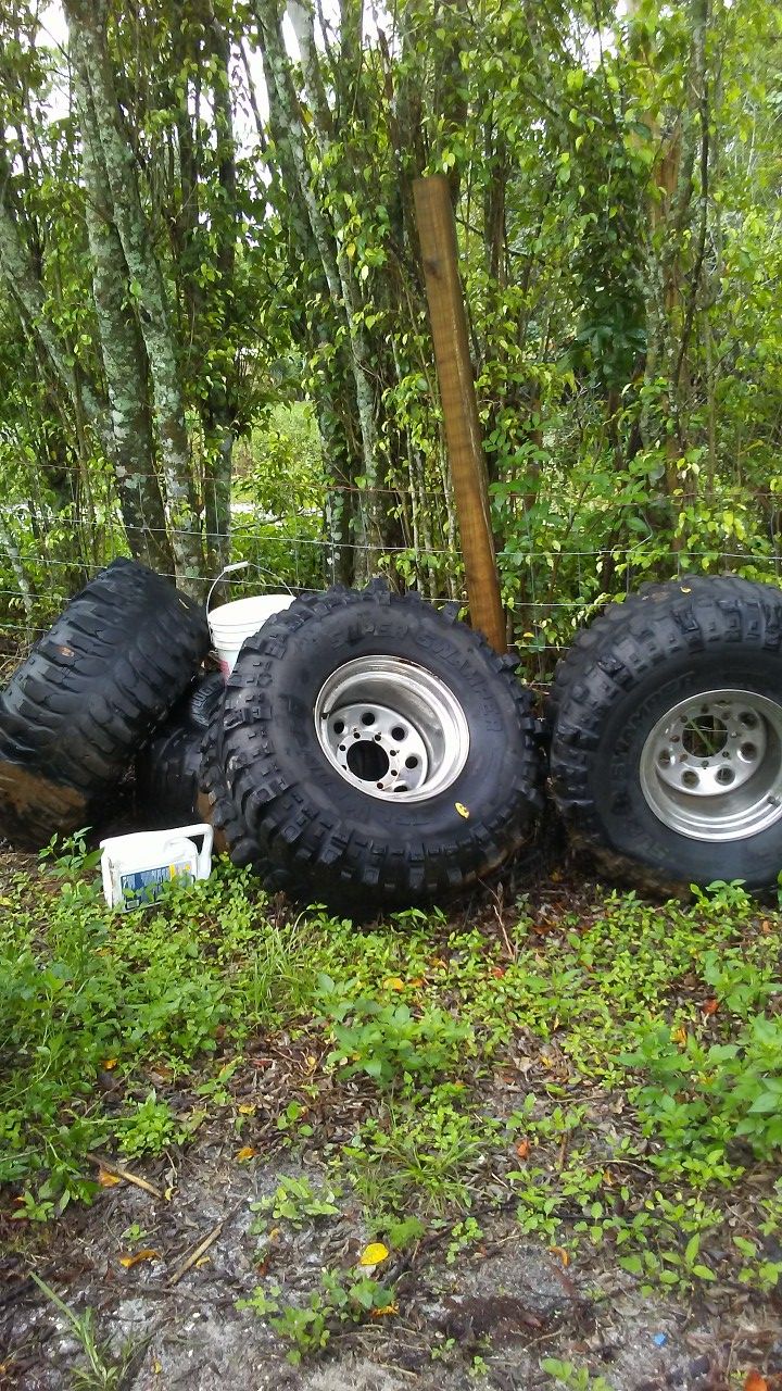 39.5 boggers mud tires 14wide