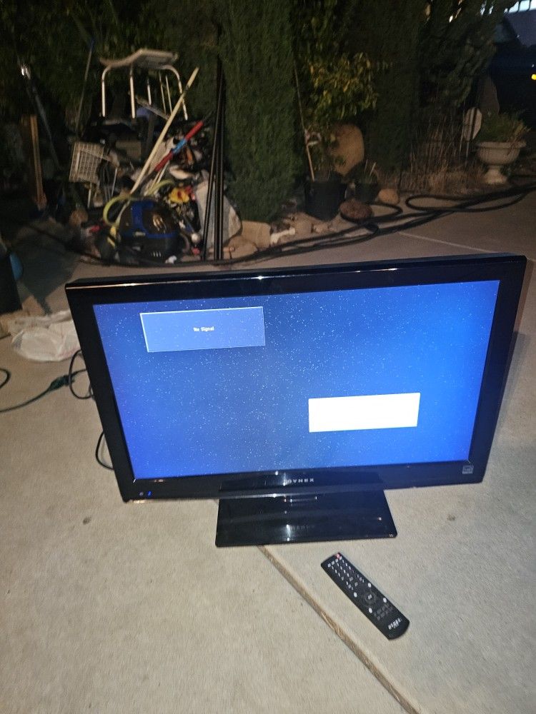 32 Inch LCD Tv Come With Remote Control Works Great 