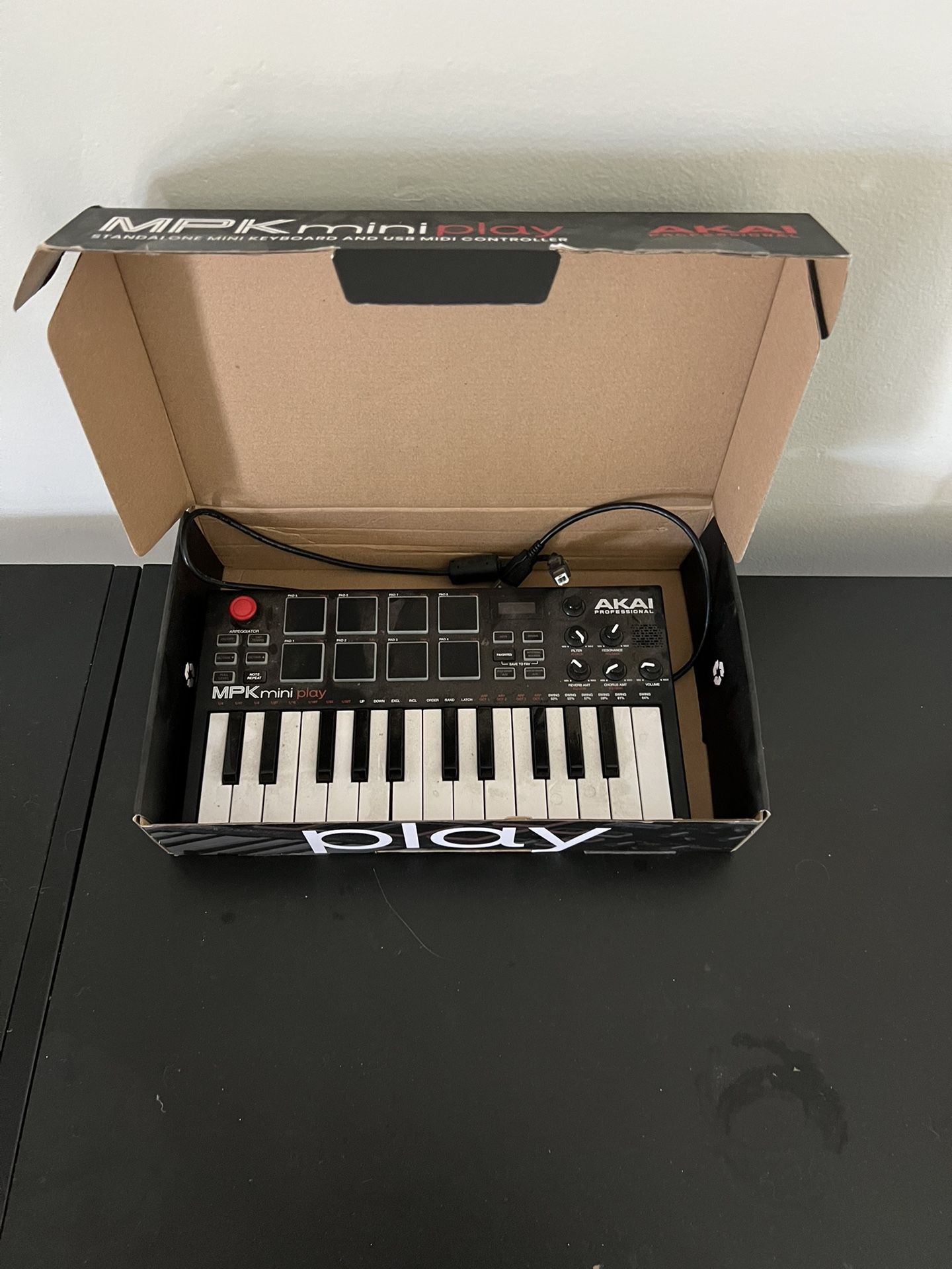 Akai MPK Mini Play – MIDI Controller with Built-in Sounds
