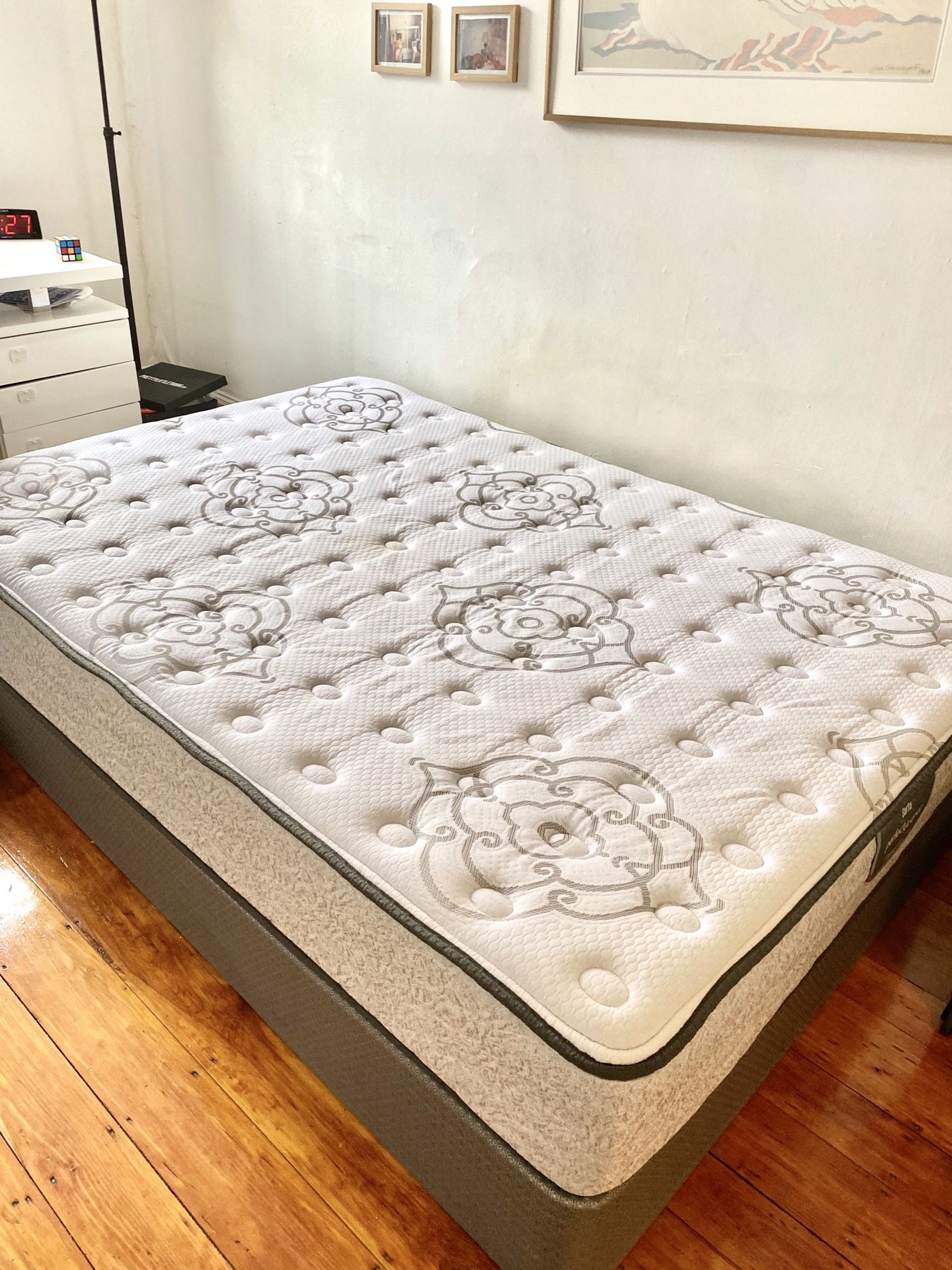 Serta mattress and box spring! (full size)
