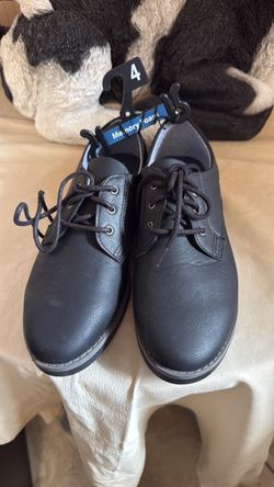 Very high-quality, comfortable boys' shoes; sizes 4 and 5 available