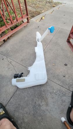 2009 nissan frontier windshield  washer  tank  NM  28910-EA800 OEM