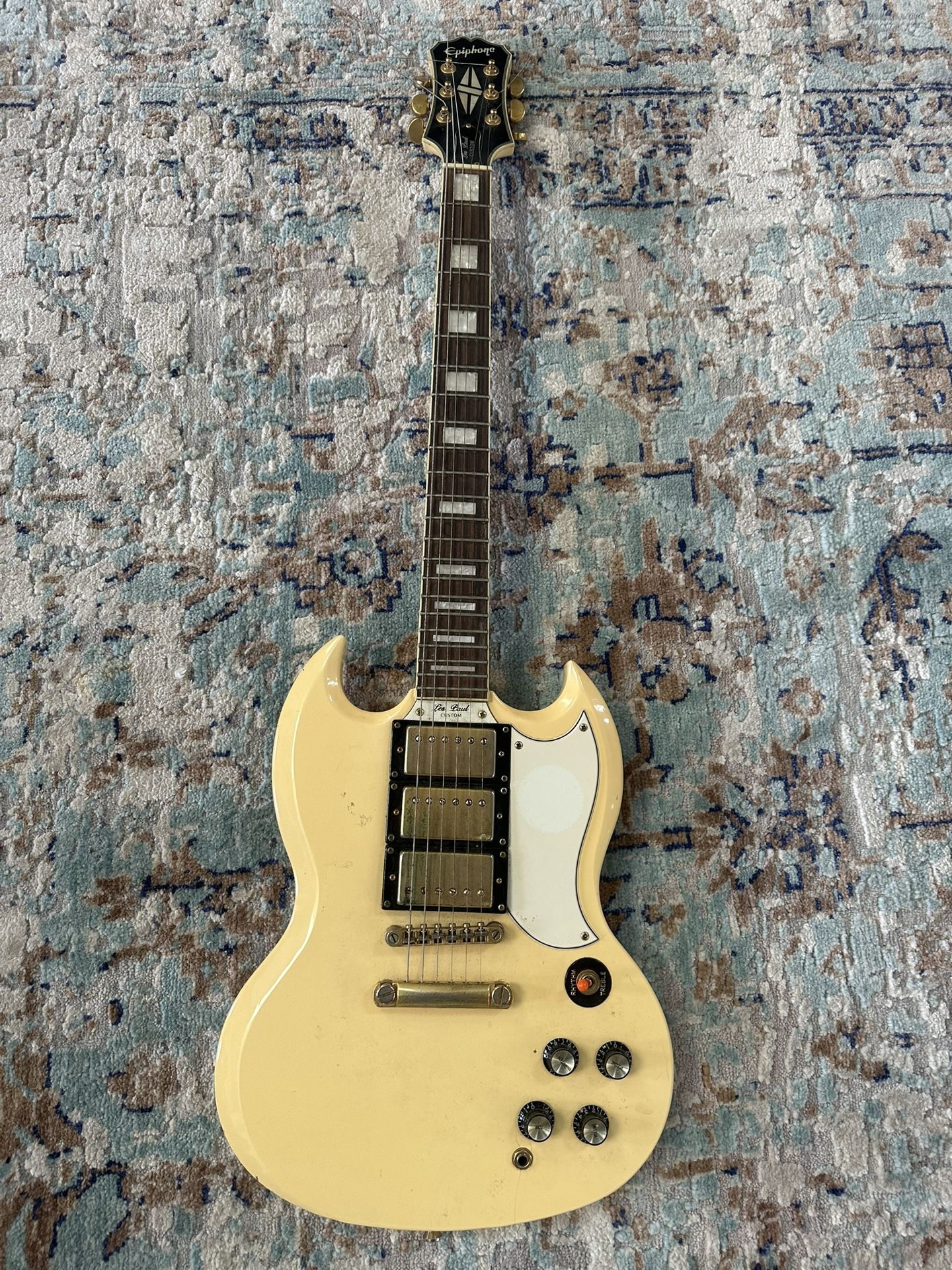 White & Gold Electric Guitar – Custom Style – Great Condition 