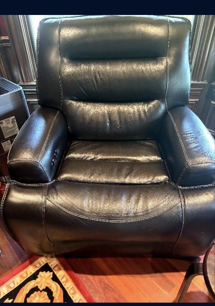 Black Leather Recliner - (OFFER-UP!)