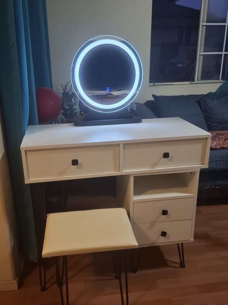 BEAUTIFUL DRESSER 80X90 MIRROR WITH LIGHT