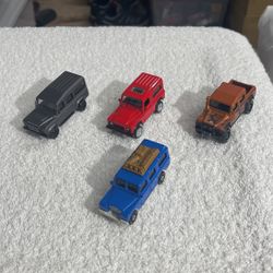 1:64  Diecast Land Rover Sold As Set