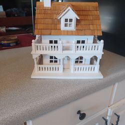 VINTIGE WOOD BIRDS HOUSE . 