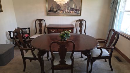 Queen Anne Mahogany Extendable Dining Suite