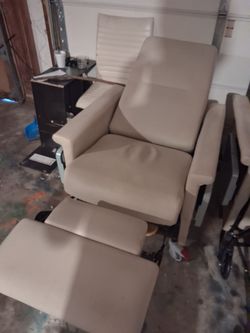 This is an Ascent Medical Recliner manufactured by Champion Chair