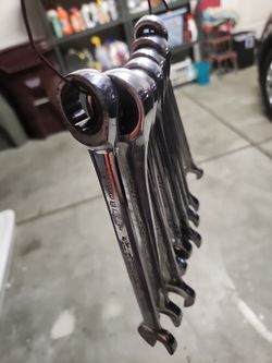 Ratcheting wrenches