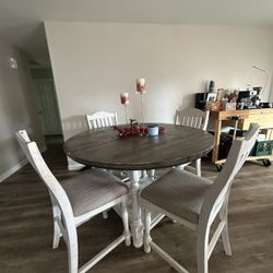 Round Table & 4  Chairs 