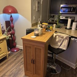 Like New Rattan Counter Height Dining Table + Chairs