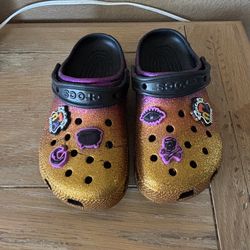 Hocus Pocus crocs size 6W 4M