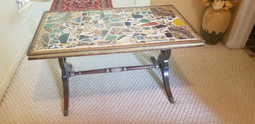 Beatiful  Coffe Table With Ceramic Titles 