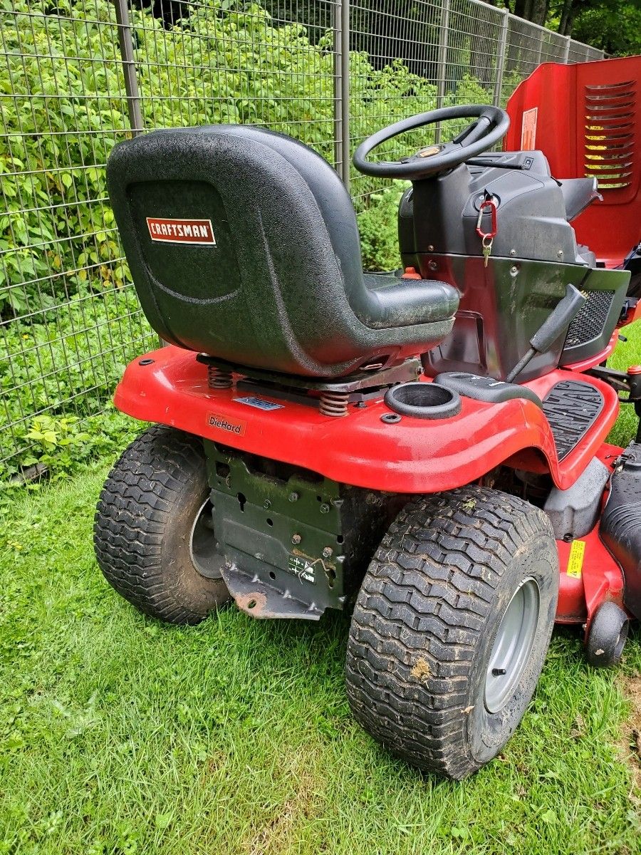 Craftsman T2400 Lawn Mower Tractor for Sale in Federal Way, WA OfferUp