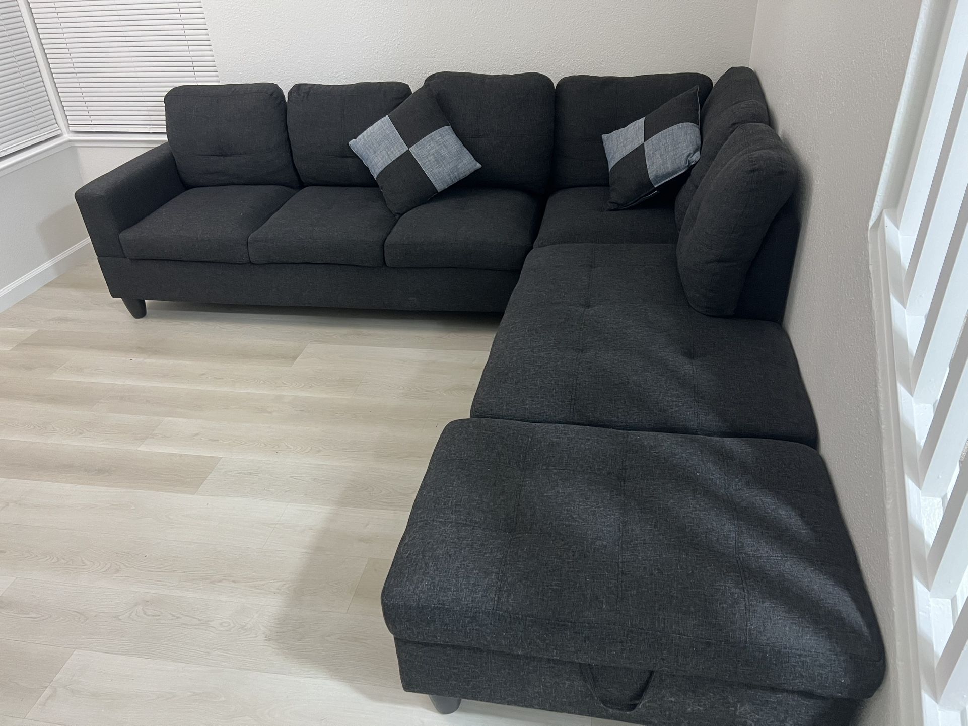 Like-New Spacious Sectional Sofa with Storage Ottoman - Perfect for Any Living Space!