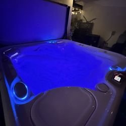 Hot Spring Highlife Aria Spa Hot Tub – 5 Person Luxury Hot Tub (excellent condition)