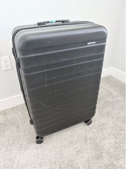 Amazon Basics Large Hard Shell Spinner Suitcase – Black
