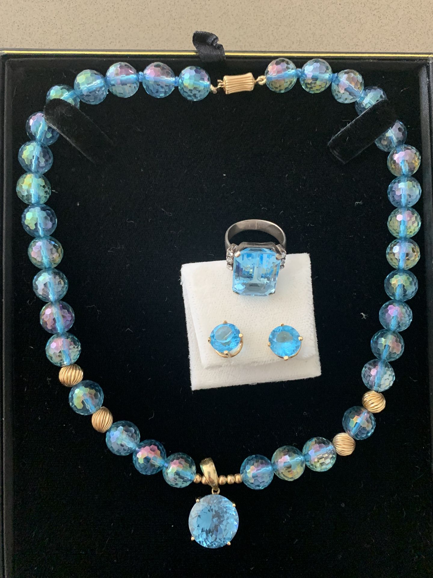 Blue Topaz In 14 Karat Gold Links