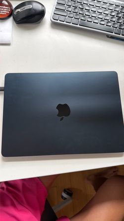 Apple MacBook Laptop m3 – Midnight