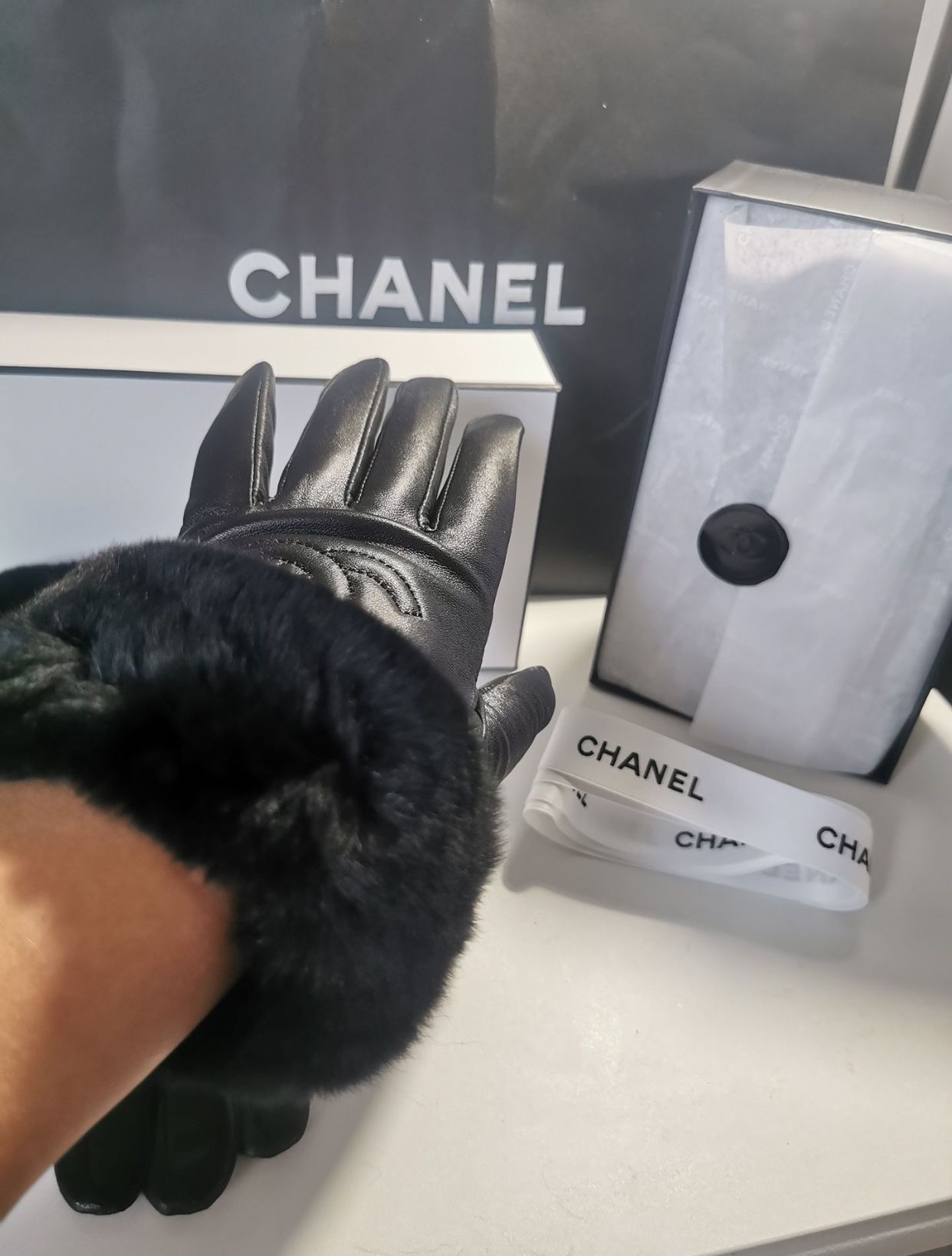 CC Chanel 100% Lamb Leather Black Fur Gloves M 7.5