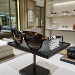 Burberry BE4216 cat-eye sunglasses