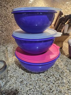 Tupperware bowl set