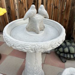New Bird Bath Made Out Of Cement Perfect Gift 